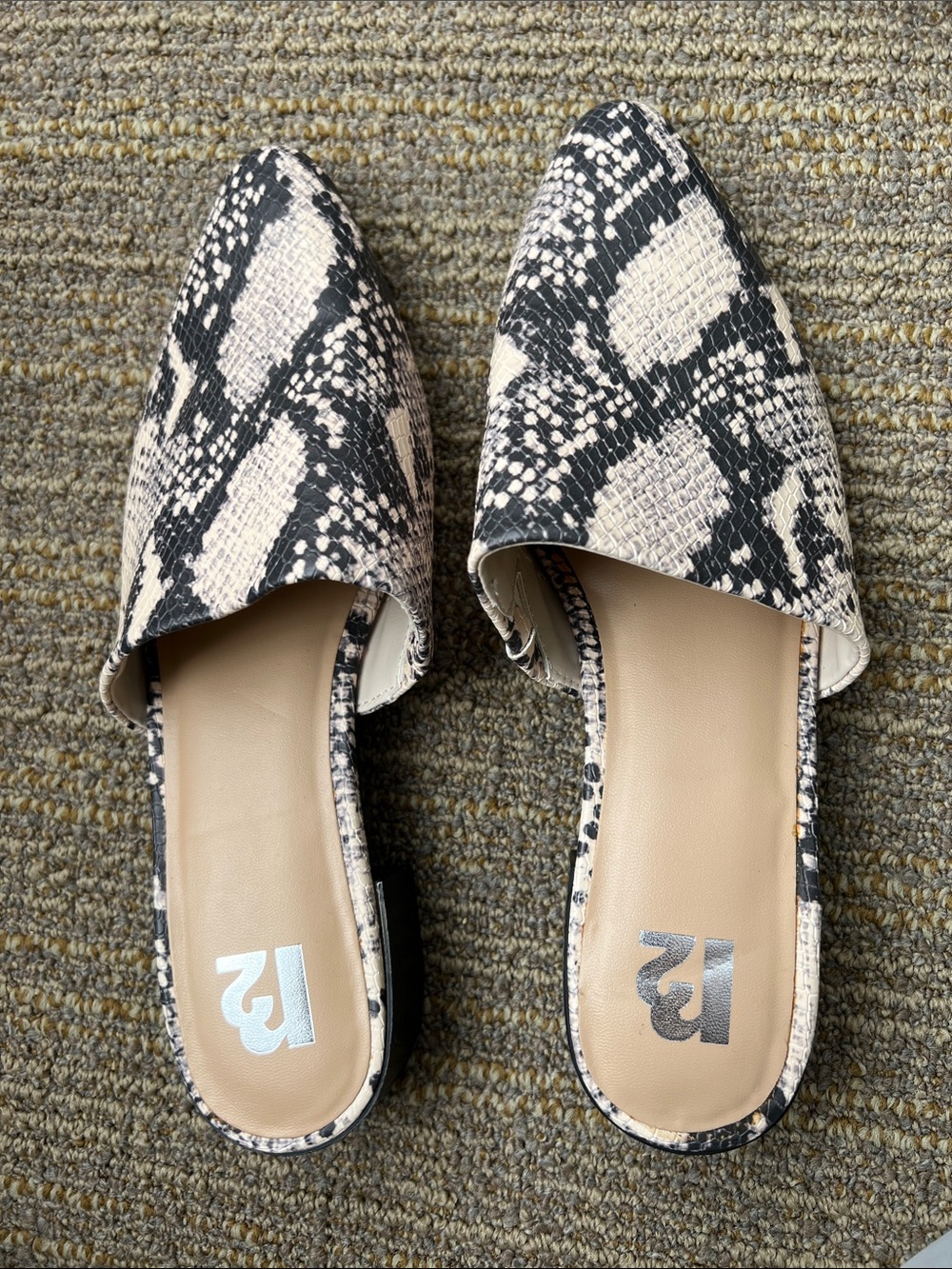 Pointed toe mule flat